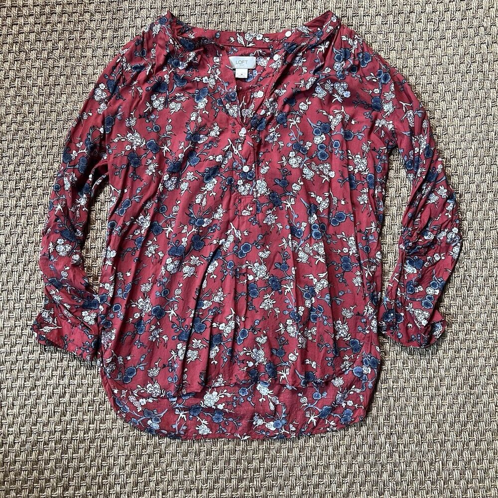Ann Taylor Loft Red Floral Blouse Women’s Medium 3/4 Roll Tab Sleeve Hi Lo Hem